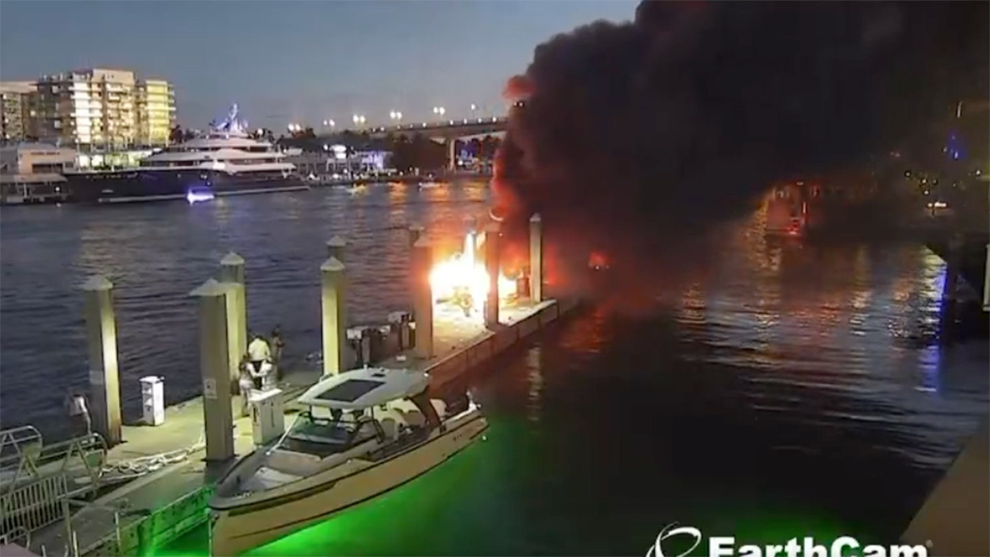 boat-fire-earthcam أدى انفجار قارب ناري في مارينا فلوريدا إلى مقتل شخص وإصابة العديد