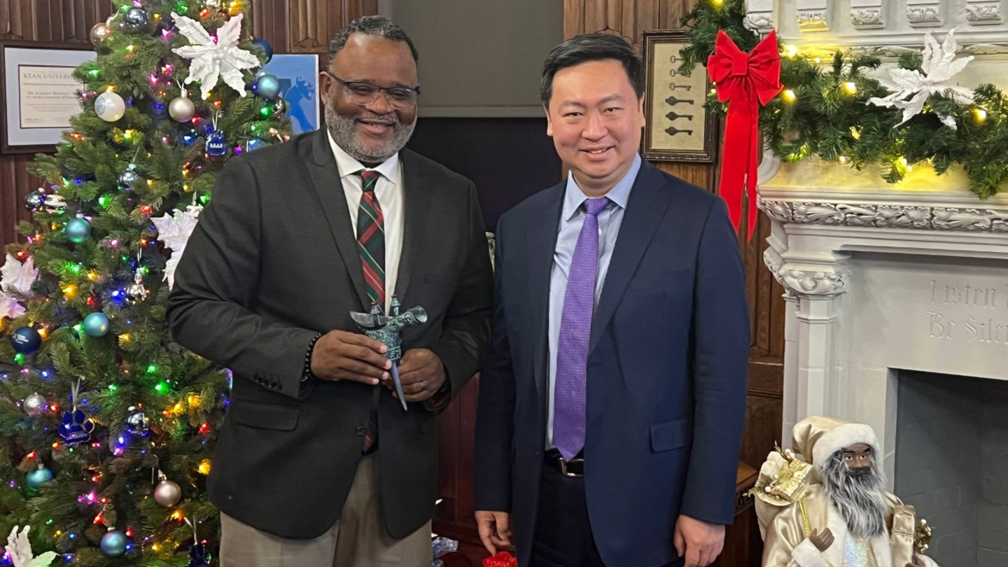 ‘Heat hospitality’: College president has repeatedly cozied as much as high CCP officers ‘Heat hospitality’: College president has repeatedly cozied as much as high CCP officers