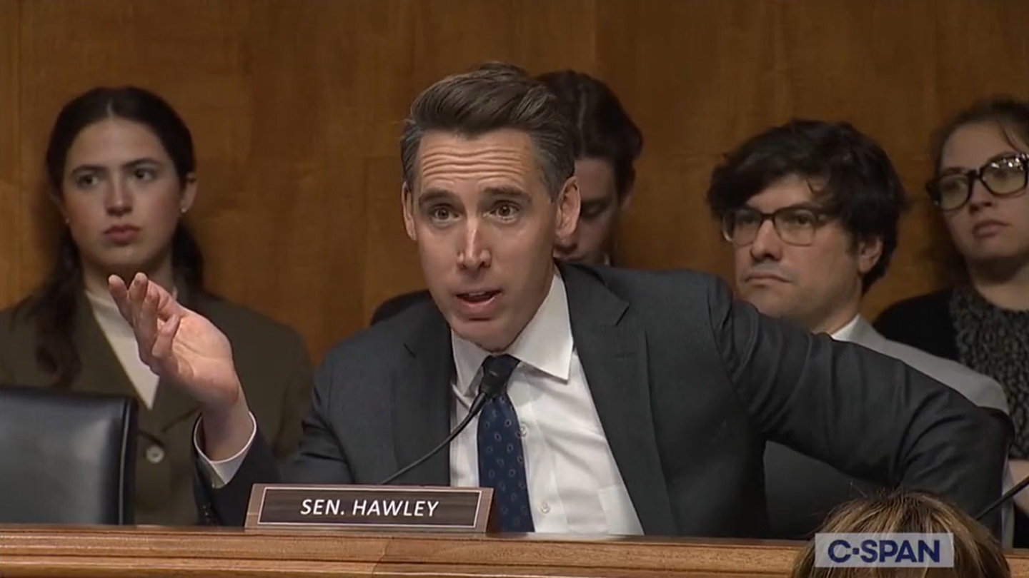 hawley speaks at hearing about airlines