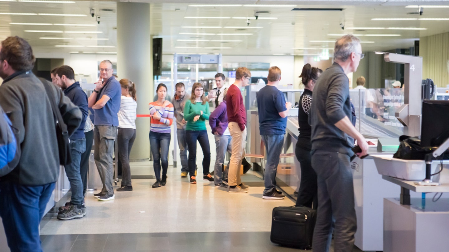 tsa checkpoint line