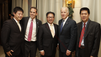 Biden poses with Hunter's Chinese business associates in newly surfaced photos - Fox News