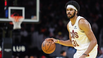 Cavs' Jarrett Allen stuns fans with backward halfcourt shot before game