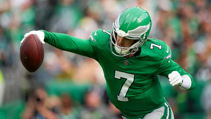 Santa Colin hands out Christmas gifts to NFL squads, featuring the Eagles, 49ers, Packers | The Herd