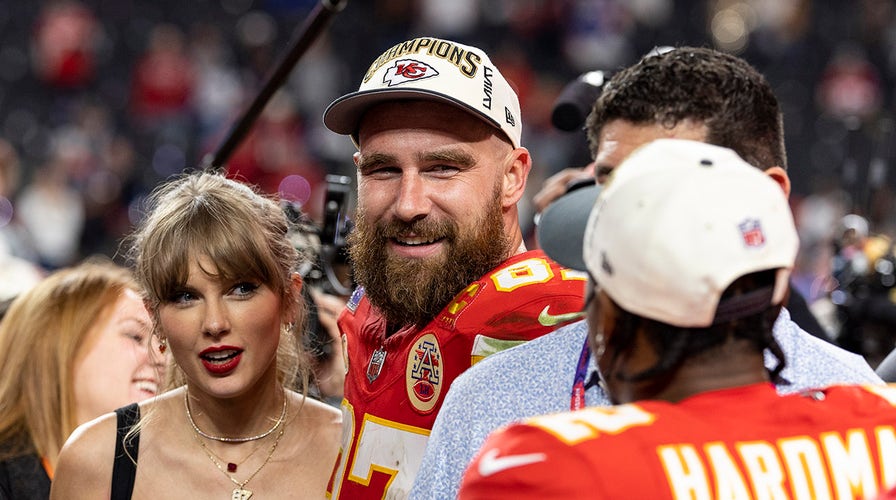 Taylor Swift, Travis Kelce kiss on field after Chiefs' Super Bowl win