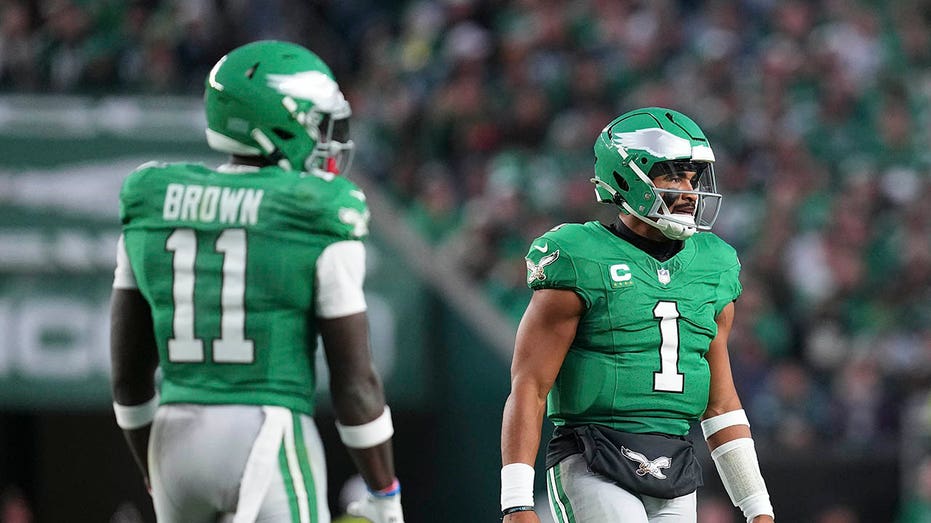 Eagles tandem Jalen Hurts, AJ Brown have fractured relationship, veteran teammate says: 'Things have changed'