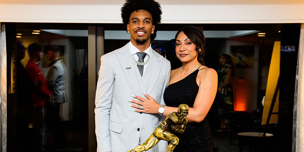 jayden daniels mom jersey dress QB Jayden Daniels Mom's Form-Fitting Pregame Outfit Goes Viral