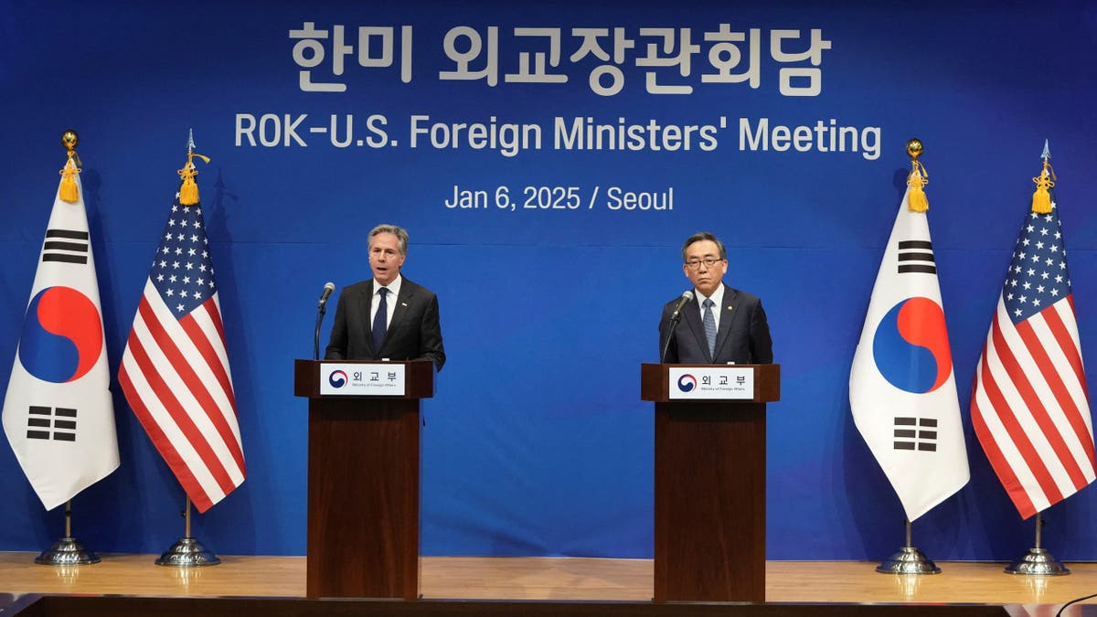 El secretario de Estado Antony Blinken, izquierda, y el ministro de Asuntos Exteriores surcoreano Cho Tae-yul asisten a una rueda de prensa conjunta en Corea del Sur.