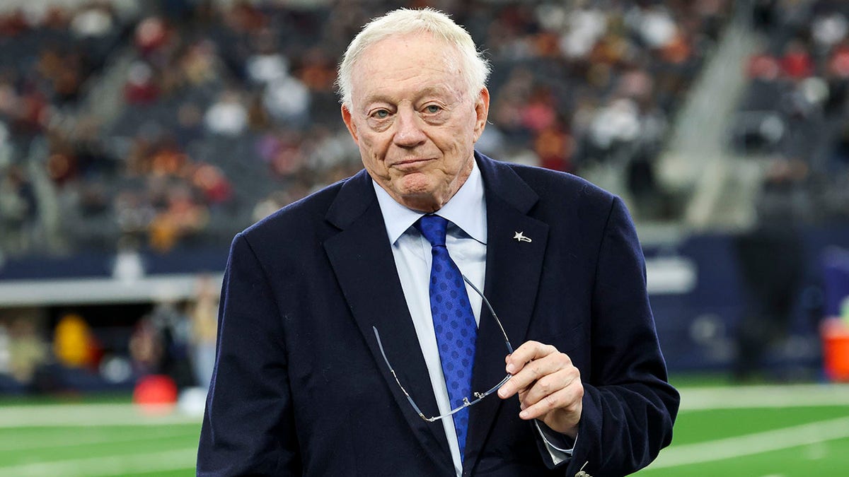 Jerry Jones at Cowboys-Commanders