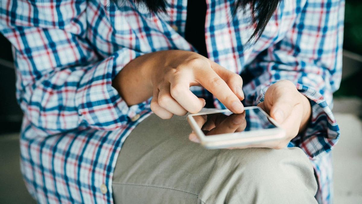 gente sentada enviando mensajes de texto