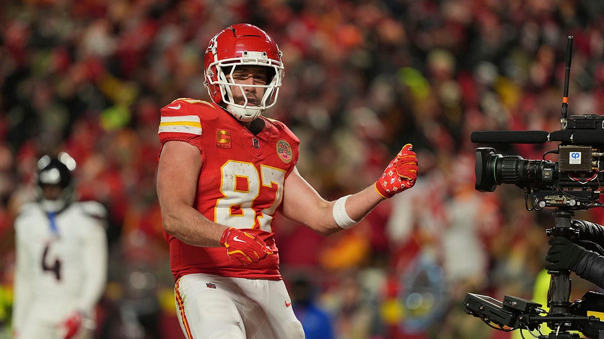 Travis Kelce celebrates