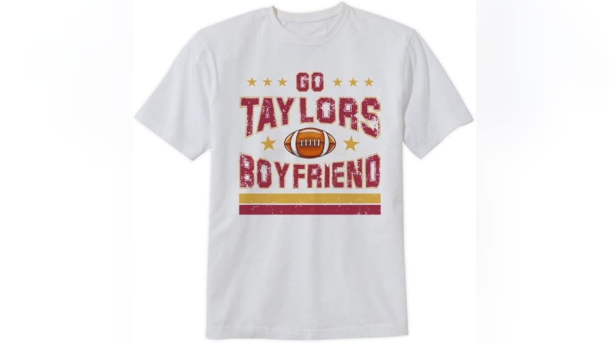 Support Taylor's boyfriend on game day.?