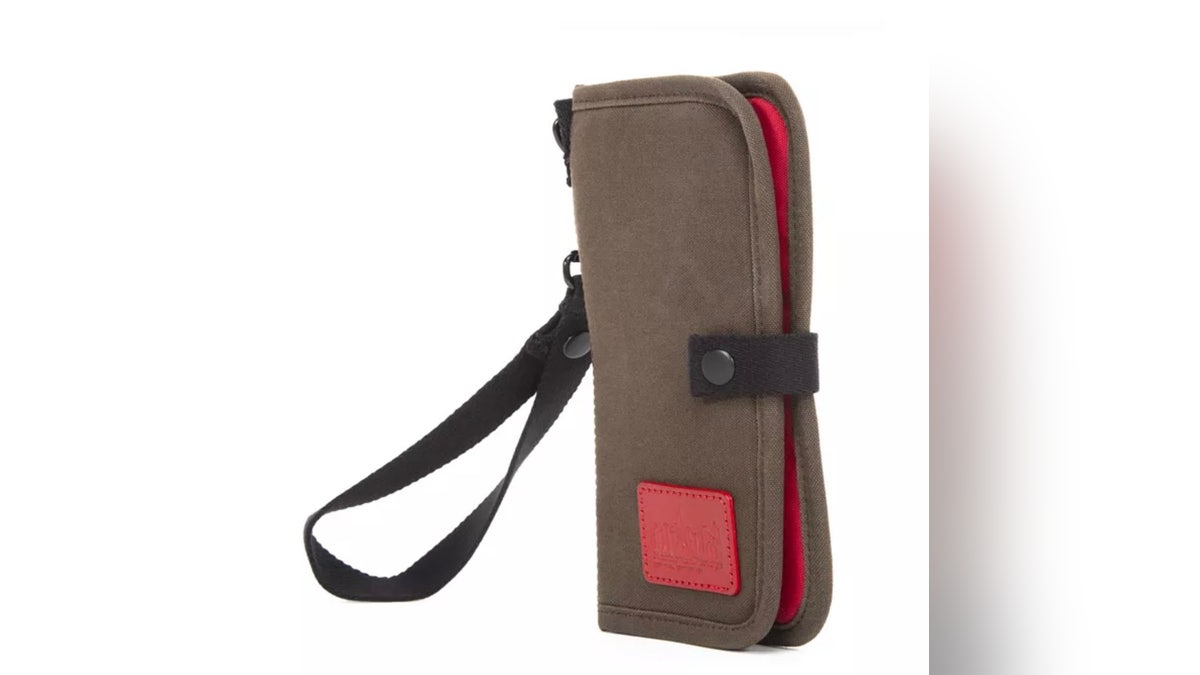 This durable Manhattan Portage travel wallet is designed to go the distance for those who are frequently on the go or travel internationally. 