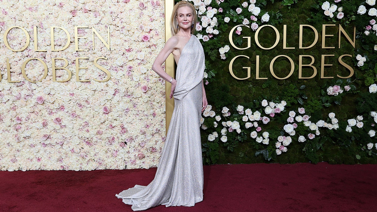 Nicole Kidman mengenakan gaun perak di Golden Globes.