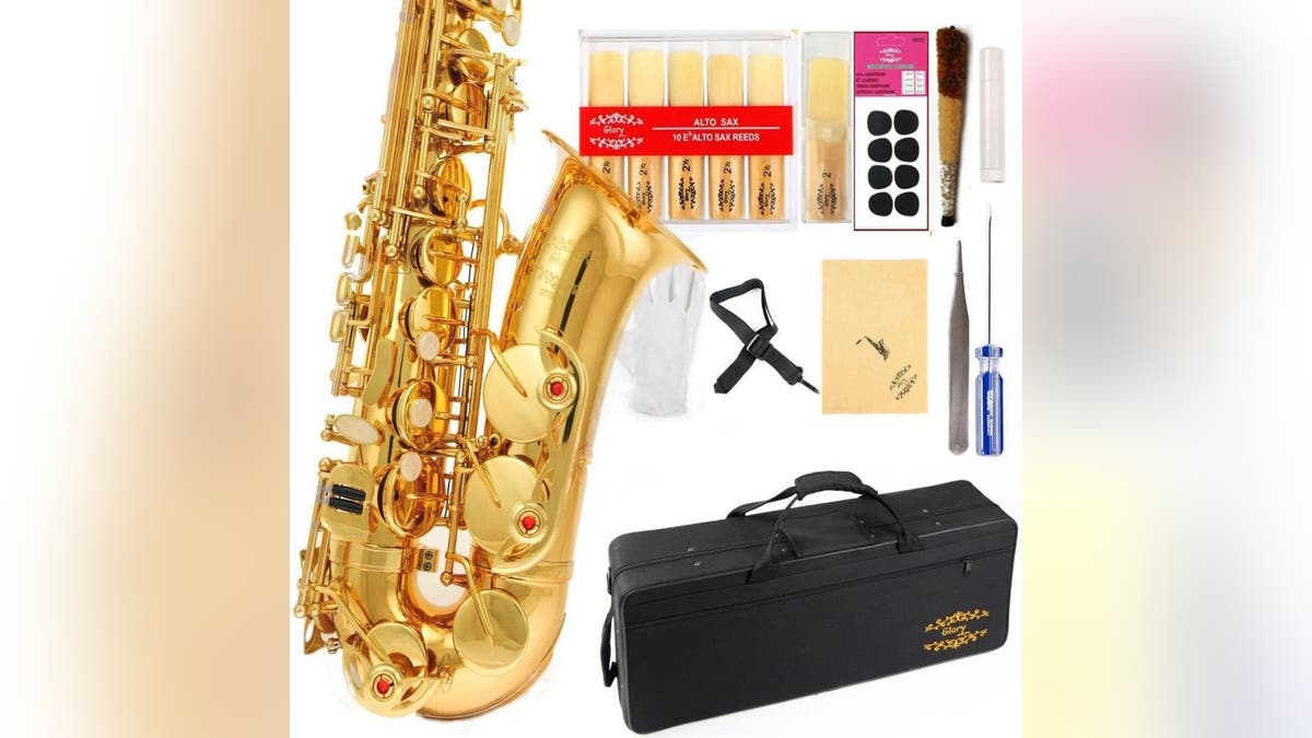 A beginner-friendly saxophone set. 