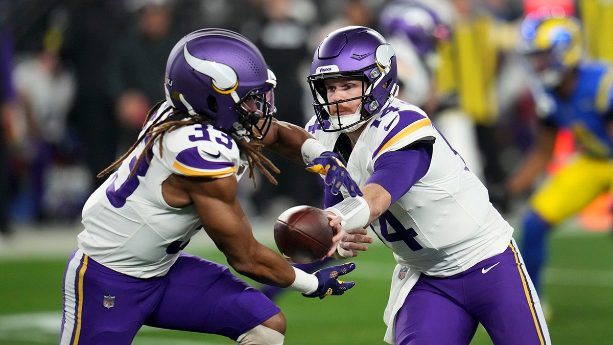 Vikings bring back Aaron Jones after successful first season in Minnesota