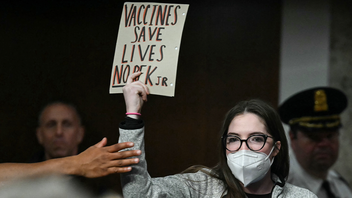 Protesters raise a slogan to read "Vaccine to save life" As a Health and Public Services Minister Robert F. Kennedy Jr., he testaled at the hearing of the Senate Finance Committee. He nominated as the Secretary of Health and Public Services, which was located in the Congress Mountain in Washington, D.C. January 29, 2025. Day in Washington, DC. 