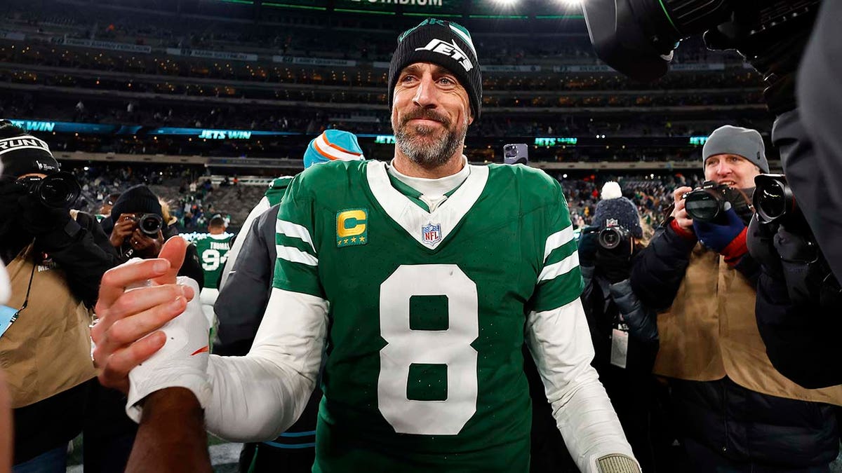 Aaron Rodgers bertemu dengan para pemain Dolphins