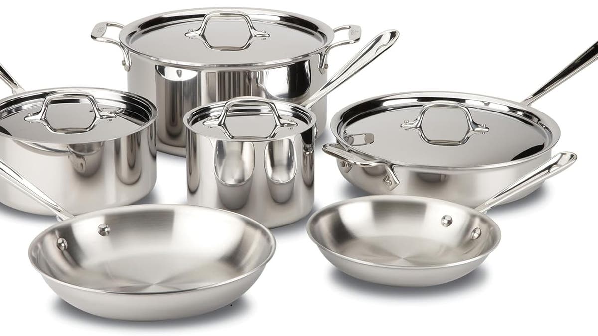 Stainless steel pans are non-toxic.