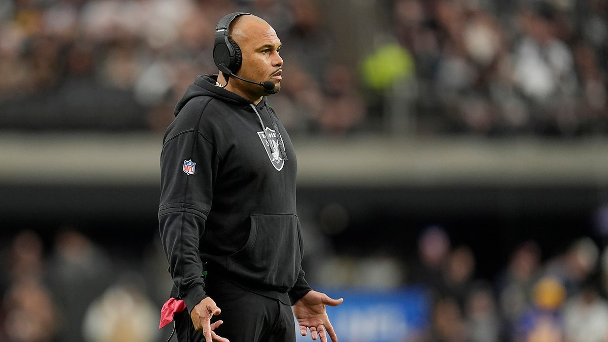 Raiders fire head coach Antonio Pierce | Fox News