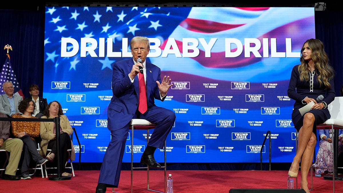 Trump se sienta ante el cartel Drill Baby Drill