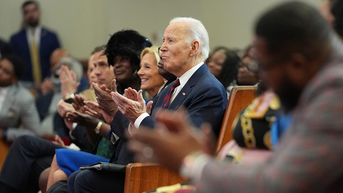 Biden no último dia inteiro de mandato na igreja da Carolina do Sul sentado em um banco