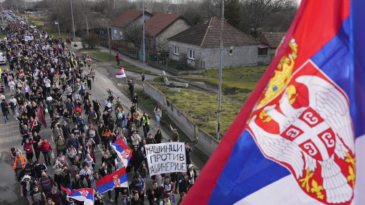 Las protestas dirigidas por el estudiante han creado esta seria amenaza para el poder de 5 años de Alexander Vookik de Alexander Vookik, más de 5,7 Belgrado y las ciudades de todo Serbia han pedido una corrupción sistémica en todo el gobierno.