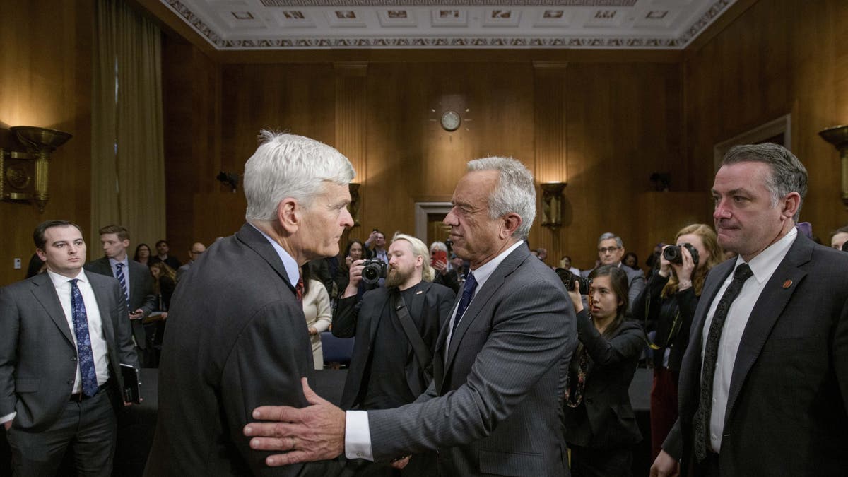 Robert F. Kennedy, júnior, centro, candidato nomeado em saúde e serviços humanos do presidente Donald Trump, Sen Bill Cassidy, R-La, presidente do comitê. Quinta -feira, 30 de janeiro de 2025 Washington, Educação, Trabalho e Audiência de Pensões para confirmação sob Capitol Hill em DC