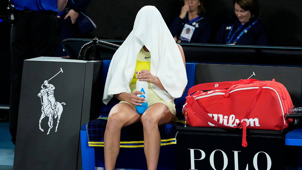 Aryna Sabalhank with a sponge over the head