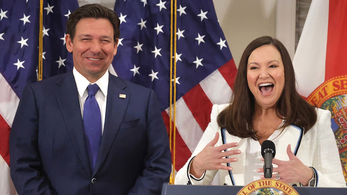 Gubernur Florida Ron DeSantis dan Jaksa Agung Florida Ashley Moody