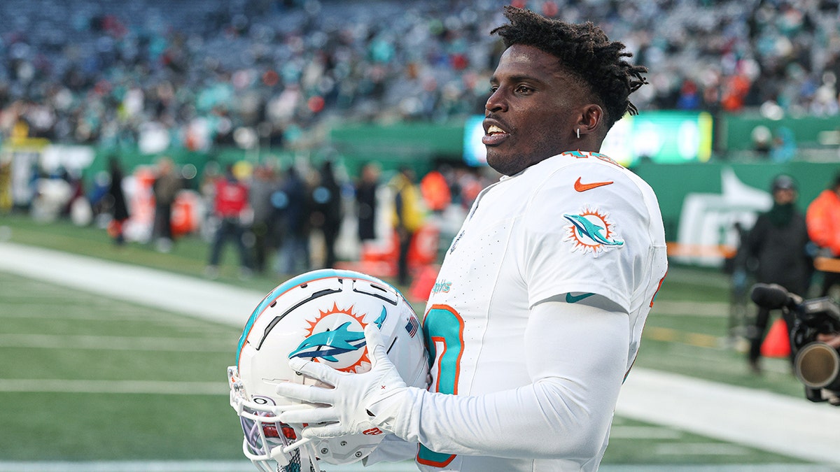 Dolphins’ Tyreek Hill chalks up ‘I’m out’ remark to ‘frustration’ with 2024 season