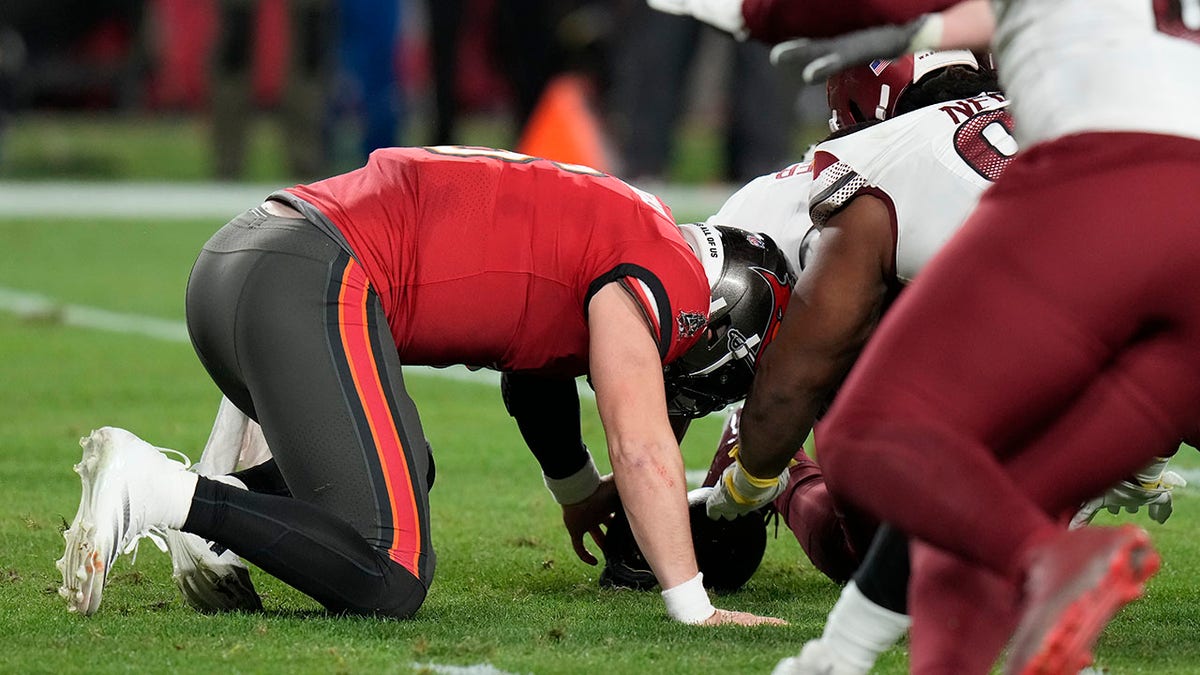 Baker Mayfield luta para pegar a bola