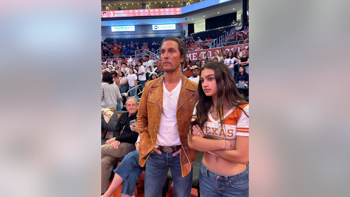 Matthew McConaughey celebra con su hija Vida un partido de baloncesto femenino en Austin