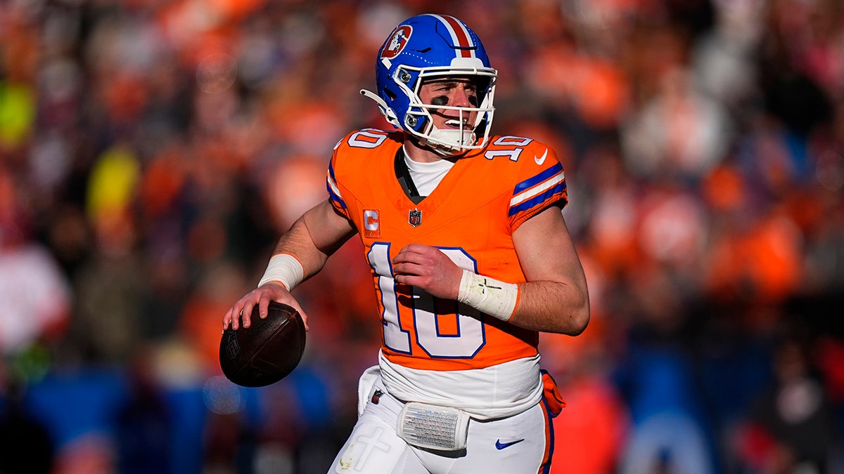 Bo Nix looks to pass