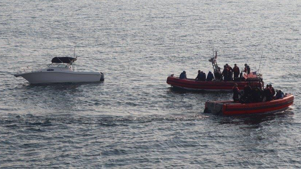 Imigrantes ilegais em barcos apreendidos pela Guarda Costeira