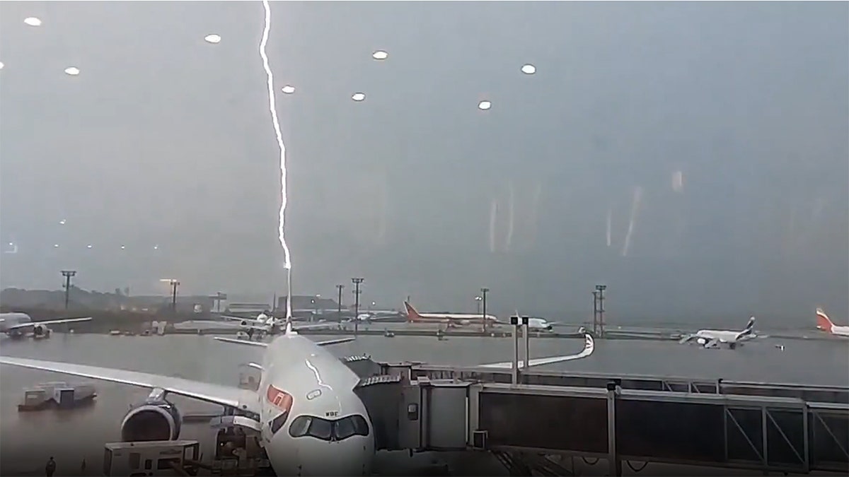 british-airways-plane-lightning-brazil