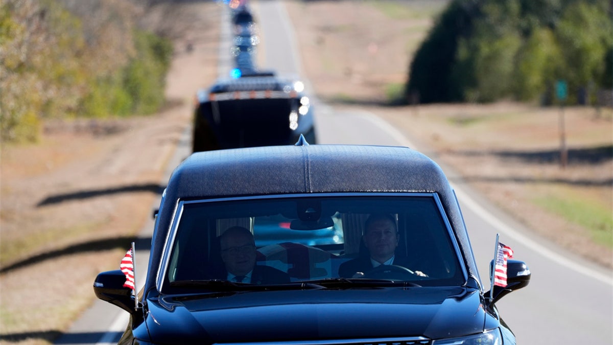 carroza fúnebre presidencial y comitiva vista hacia atrás