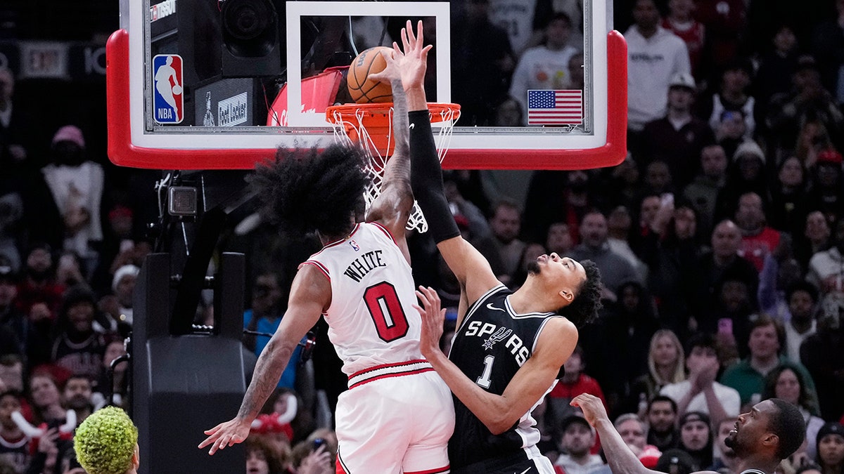 Coby White dunks over Victor Wimpanyama