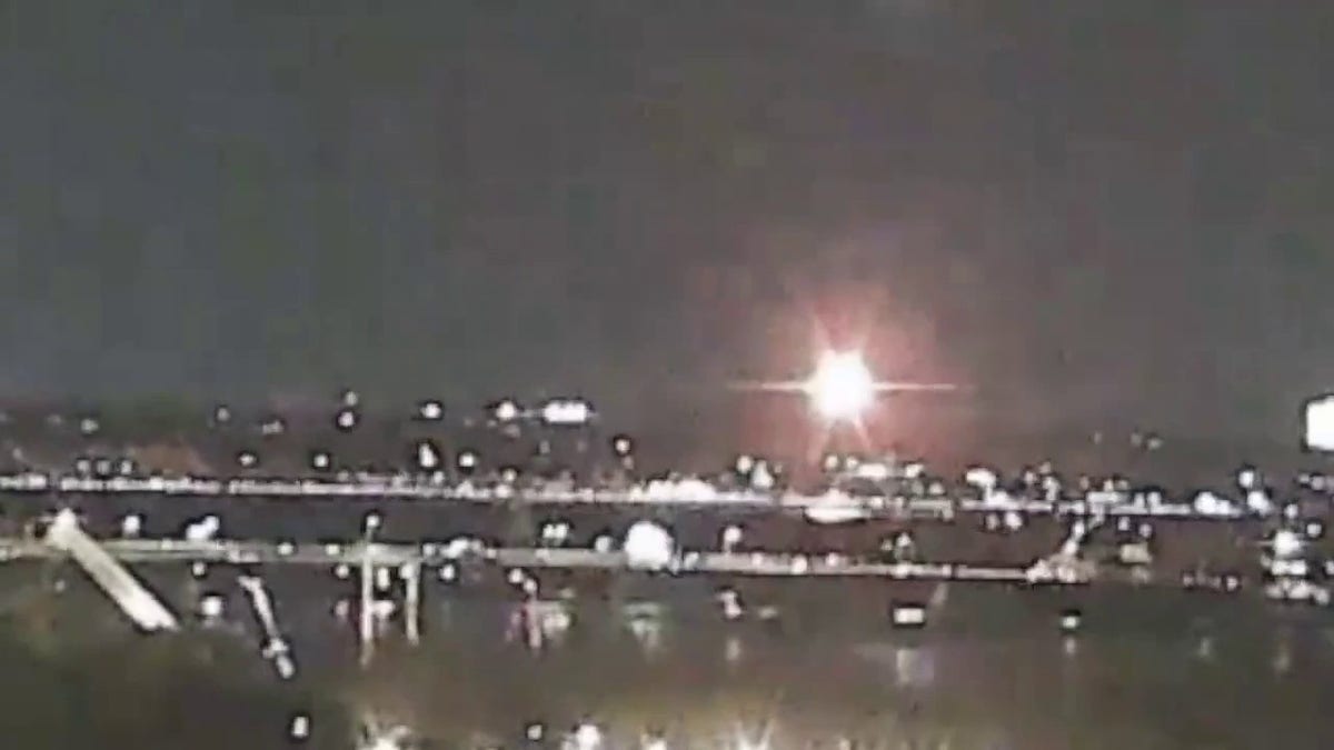 Video appears to show midair plane crash at Reagan Washington National