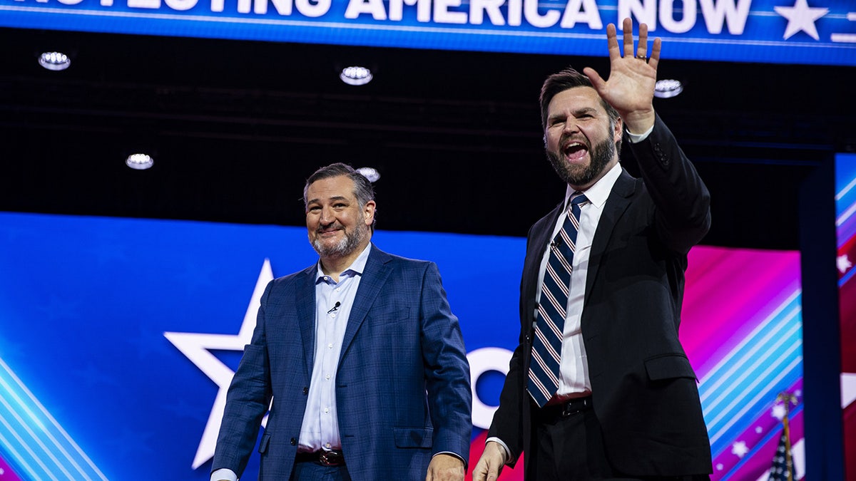 JD Vance, nativo de Ohio, y Ted Cruz de Texas hacen una envite para la semifinal de los playoffs de fútbol universitario Buckeyes-Longhorns