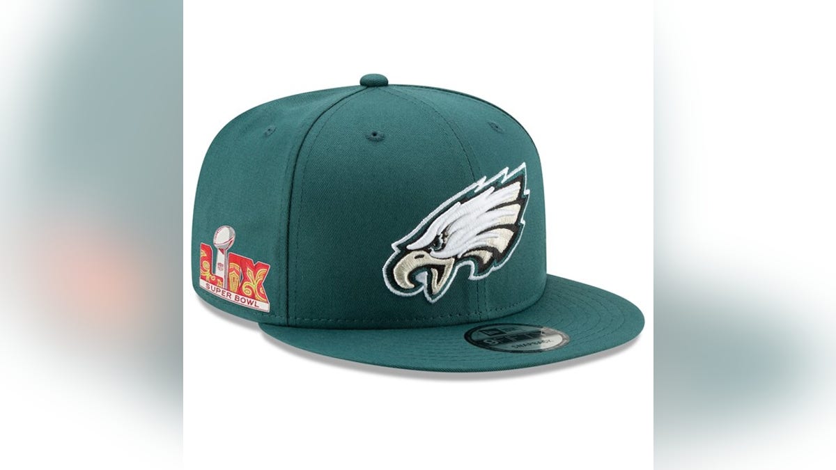 A stylish, bright snapback in Eagles colors.