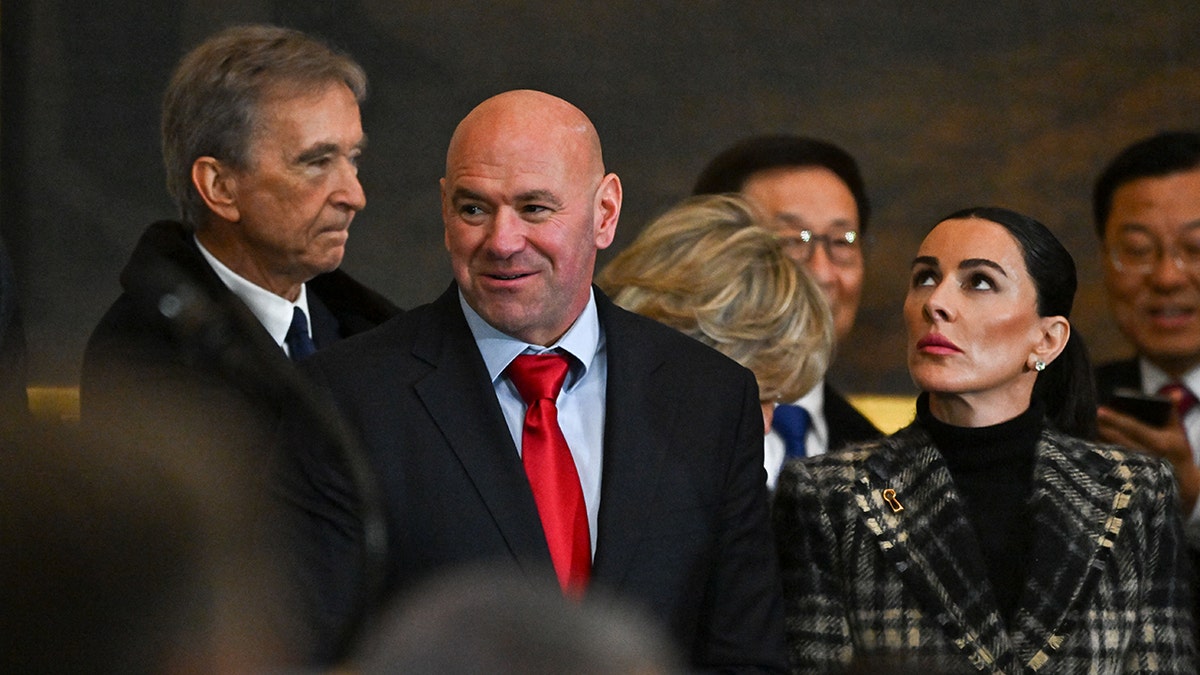 Czarny garnitur i czerwony Tay Dana White dotarły do Rotundy z żoną Annie