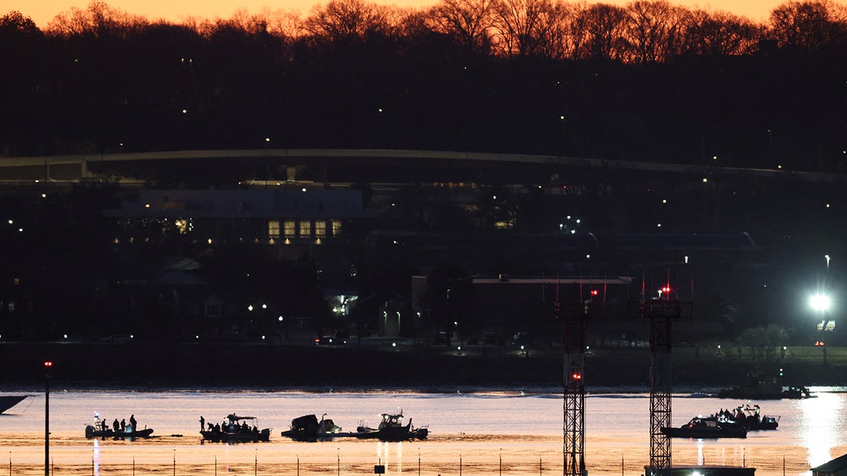 Rescuers are working on the Botomac River in Washington, DC, after a tragic plane crashed