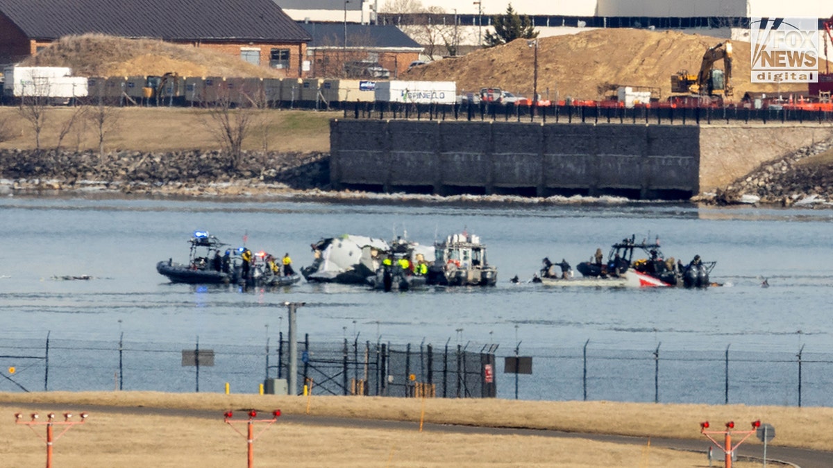 Search efforts in the capital after a collision between an American aircraft and the American Black Hawk helicopter