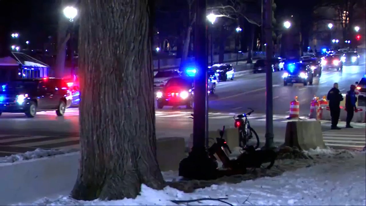 DC police cars arriving to scene