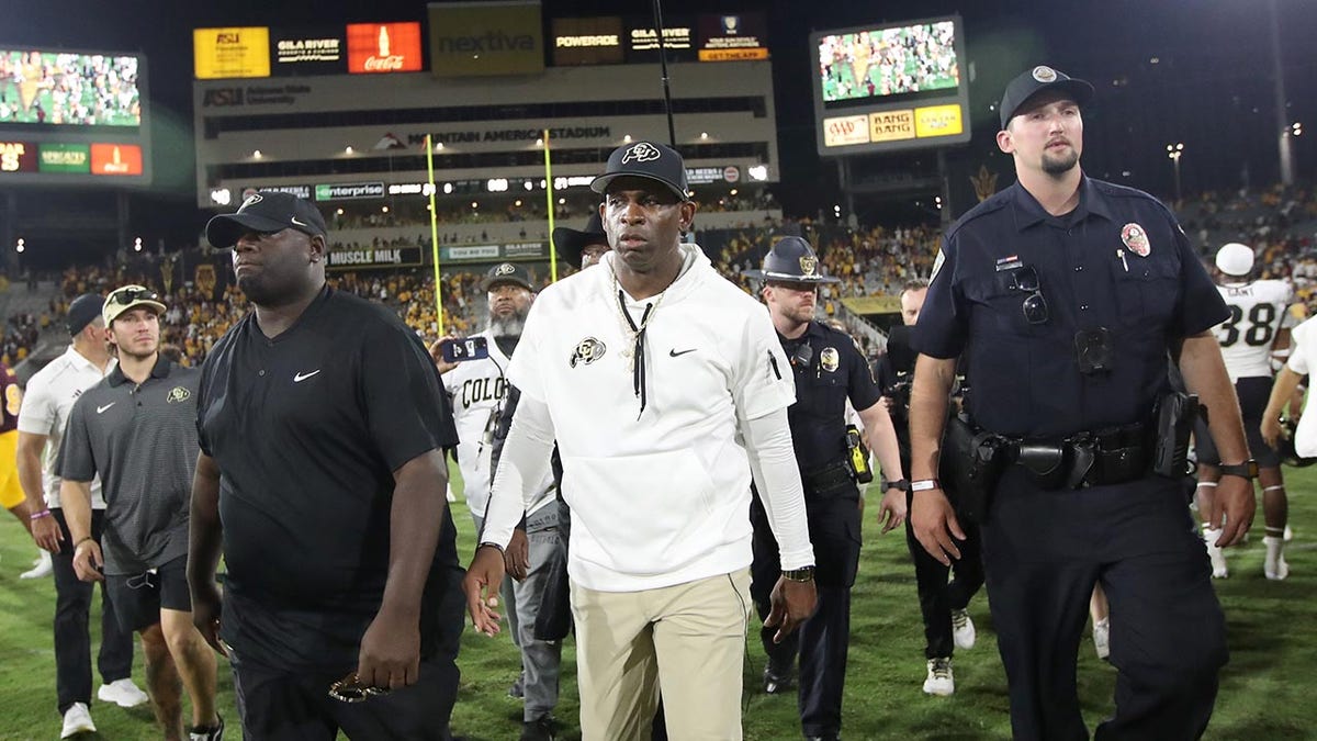 Deion Sanders berjalan keluar lapangan