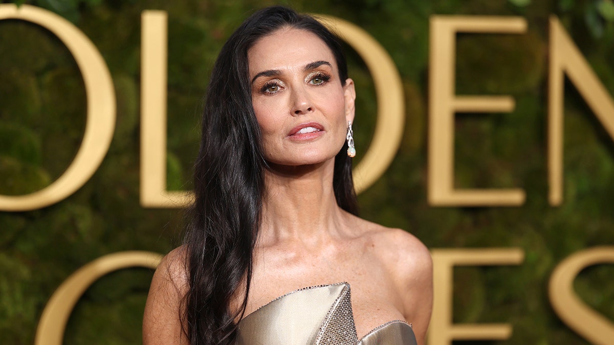 Demi Moore mengenakan gaun perak strapless di Golden Globes.