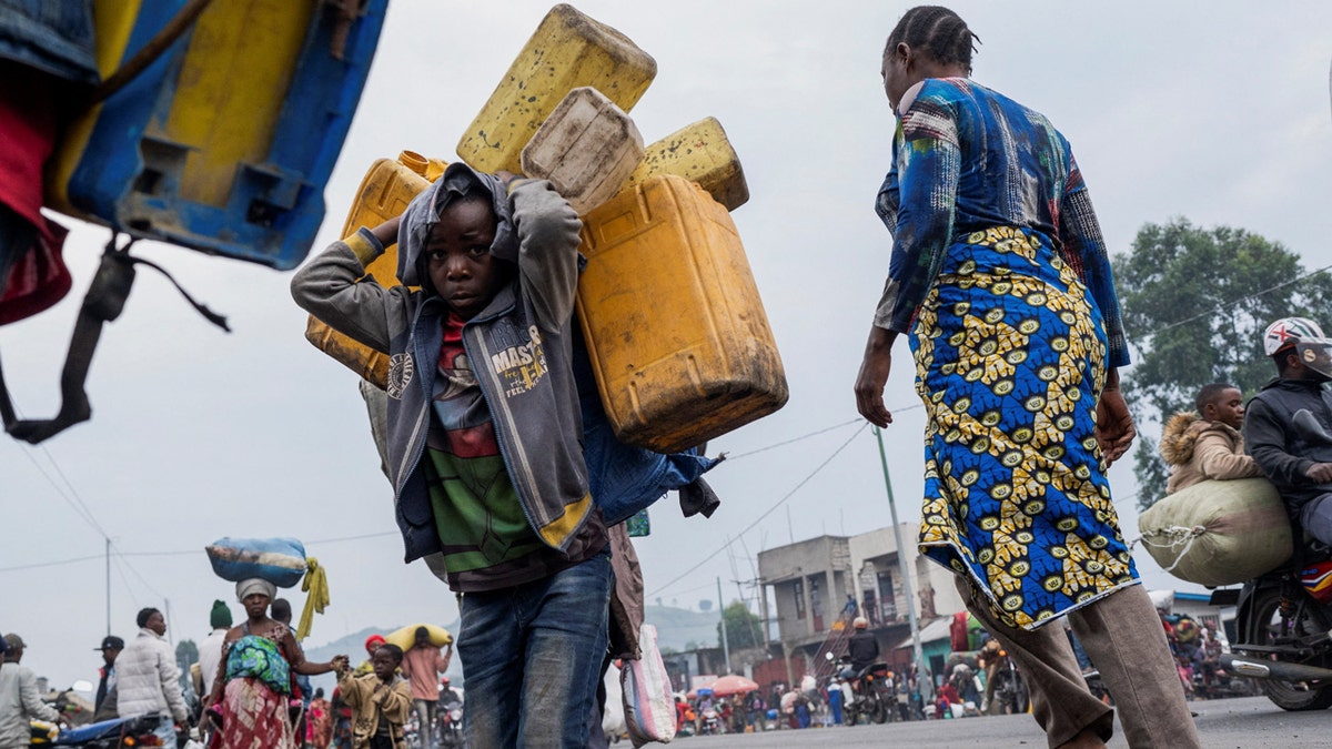 A child carries many plastic mugs on the back when a lot fights.