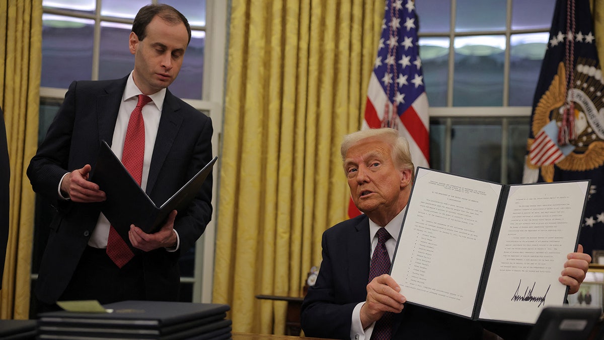 Donald Trump Oval en la Oficina Oval de enero firmó el perdón para enero acusado