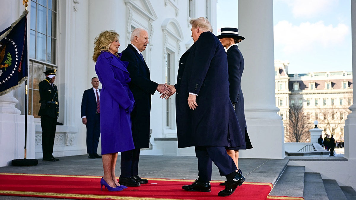 Presiden AS Joe Biden dan Ibu Negara Jill Biden menyapa Presiden terpilih Donald Trump dan Melania Trump