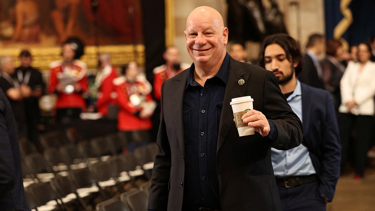 Comedy actor Jeff Ross wore a black suit and smiled a cup of coffee, and then walked into the circular hall of the US Congress Building before the inauguration ceremony